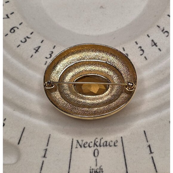 Gold Tone Oval Brooch With Clear Faceted Glass Centerpiece & Textured Back 1.5 I - Picture 2 of 3